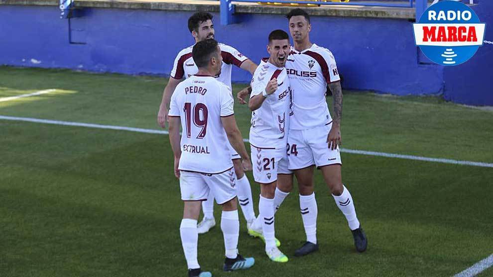 Los jugadores del Albacete celebran un gol al Extremadura.