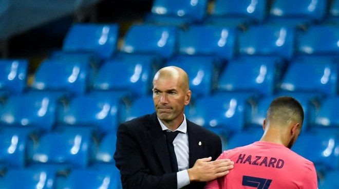 Zinedine Zidane y Eden Hazard, en el momento del cambio en el partido...