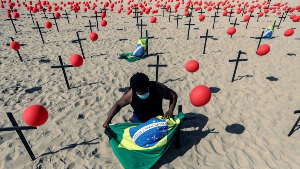 La playa de Copacabana rinde homenaje a las 100.000 victimas del Covid en Brasil
