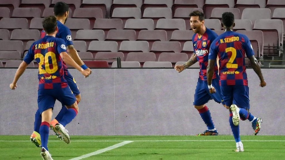 Los jugadores del Bara celebran el gol de Messi contra el Npoles