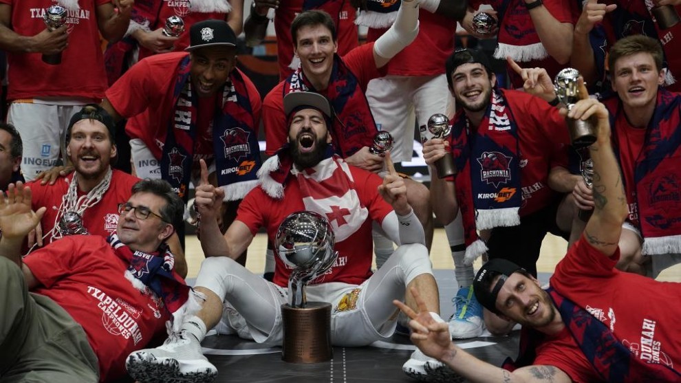 Los jugadores del Baskonia, celebrando el ttulo de Liga...