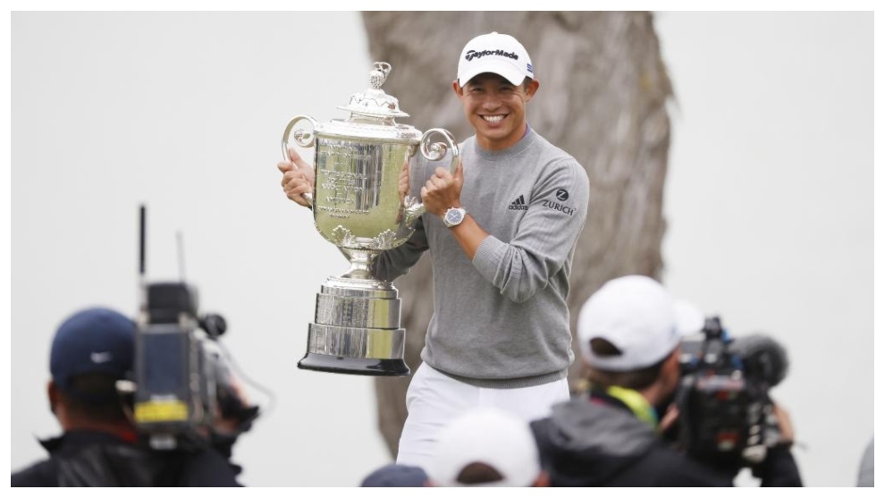 Collin Morikawa posa con el trofeo del PGA Championship.