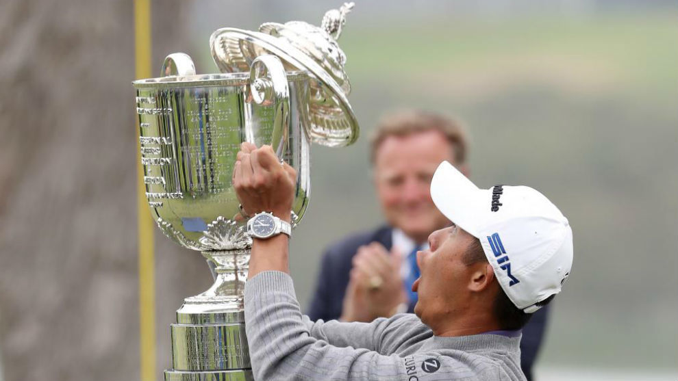 Collin Morikawa hace un 'Sergio Ramos' con el trofeo del PGA Championship