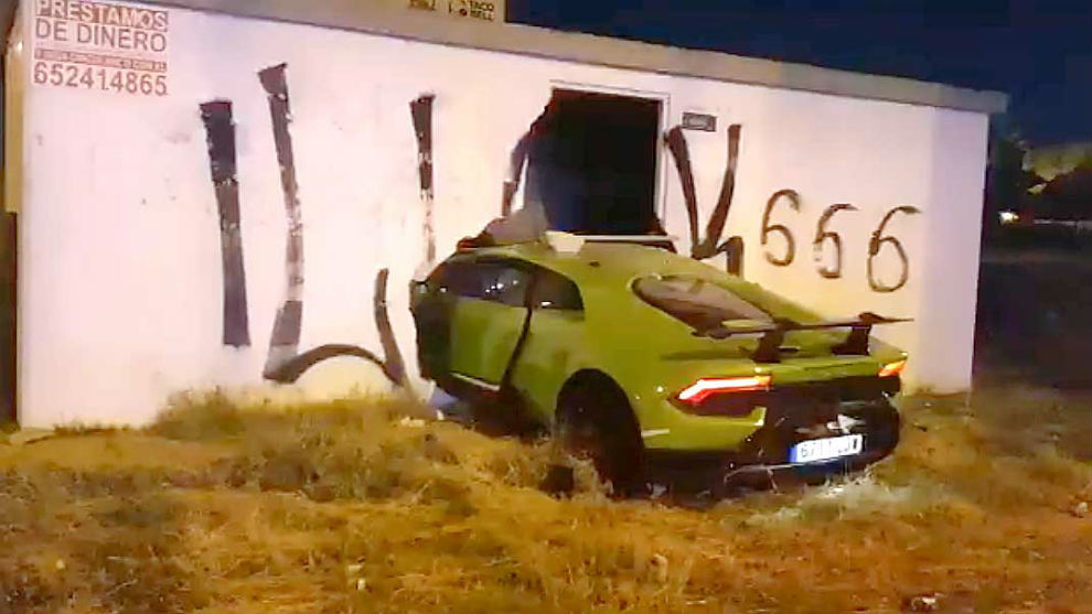El Lamborghini Huracán LP 610-4 atravesó una pared de ladrillos.