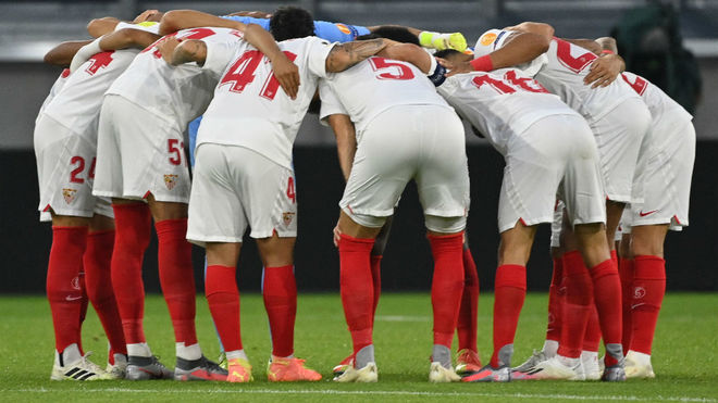 Los jugadores del Sevilla hacen pia antes de los cuartos de final.