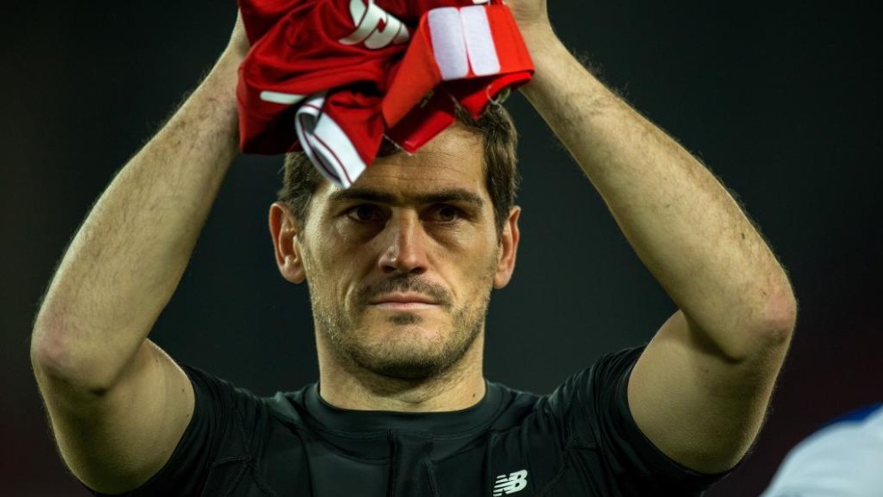 Iker Casillas de despide de la grada tras un partido.