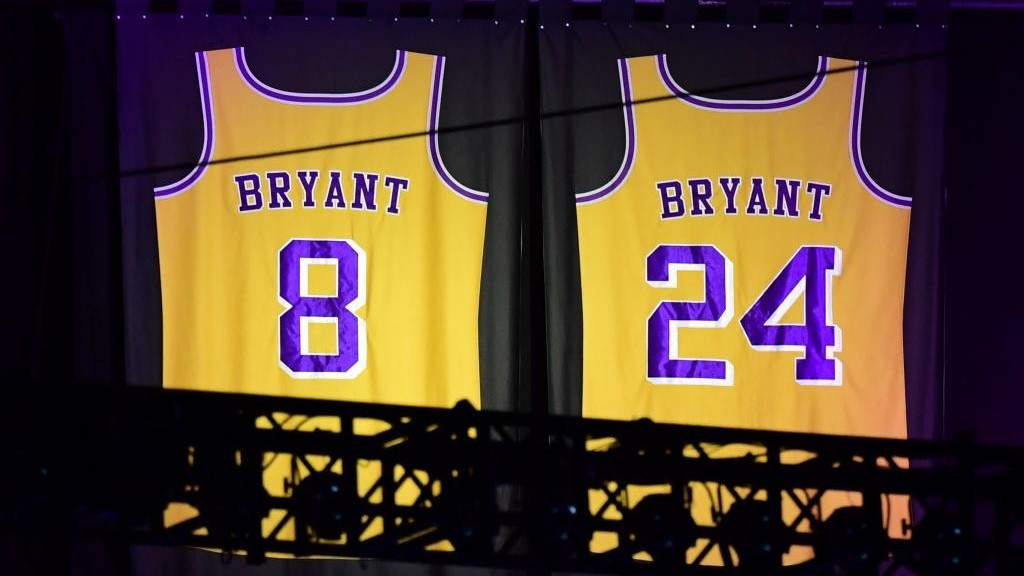 Las dos camisetas de Kobe Bryant, colgadas del techo del Staples...
