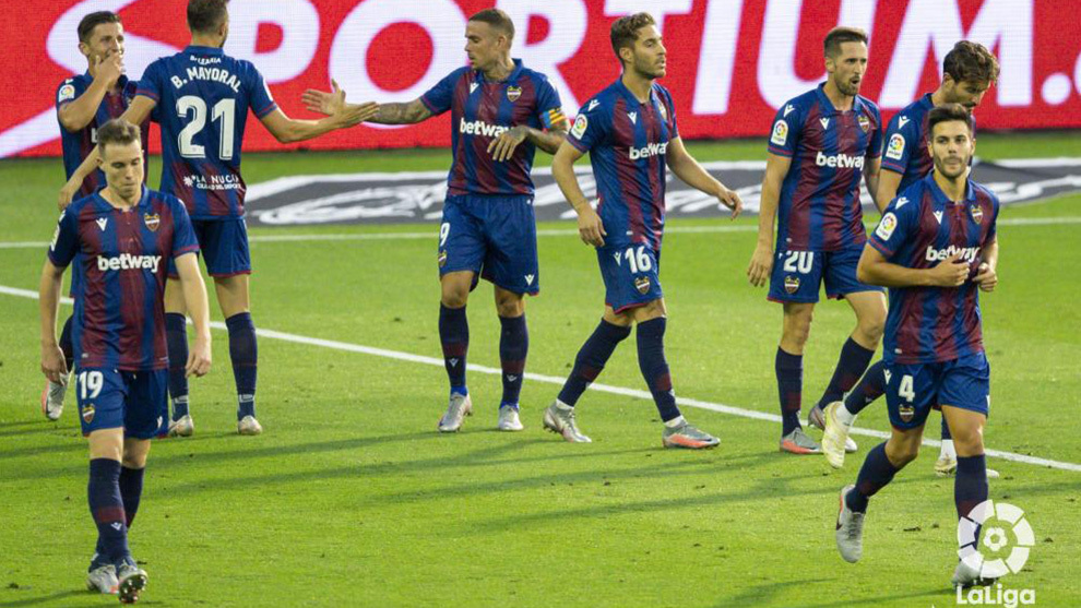 Los jugadores del Levante celebran un gol.