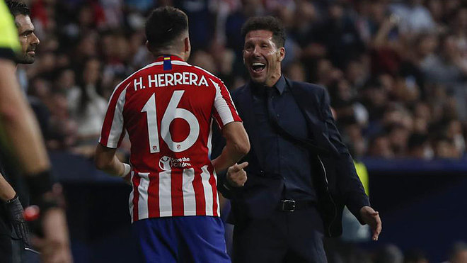 Hctor Herrera celebra con Simeone un gol.