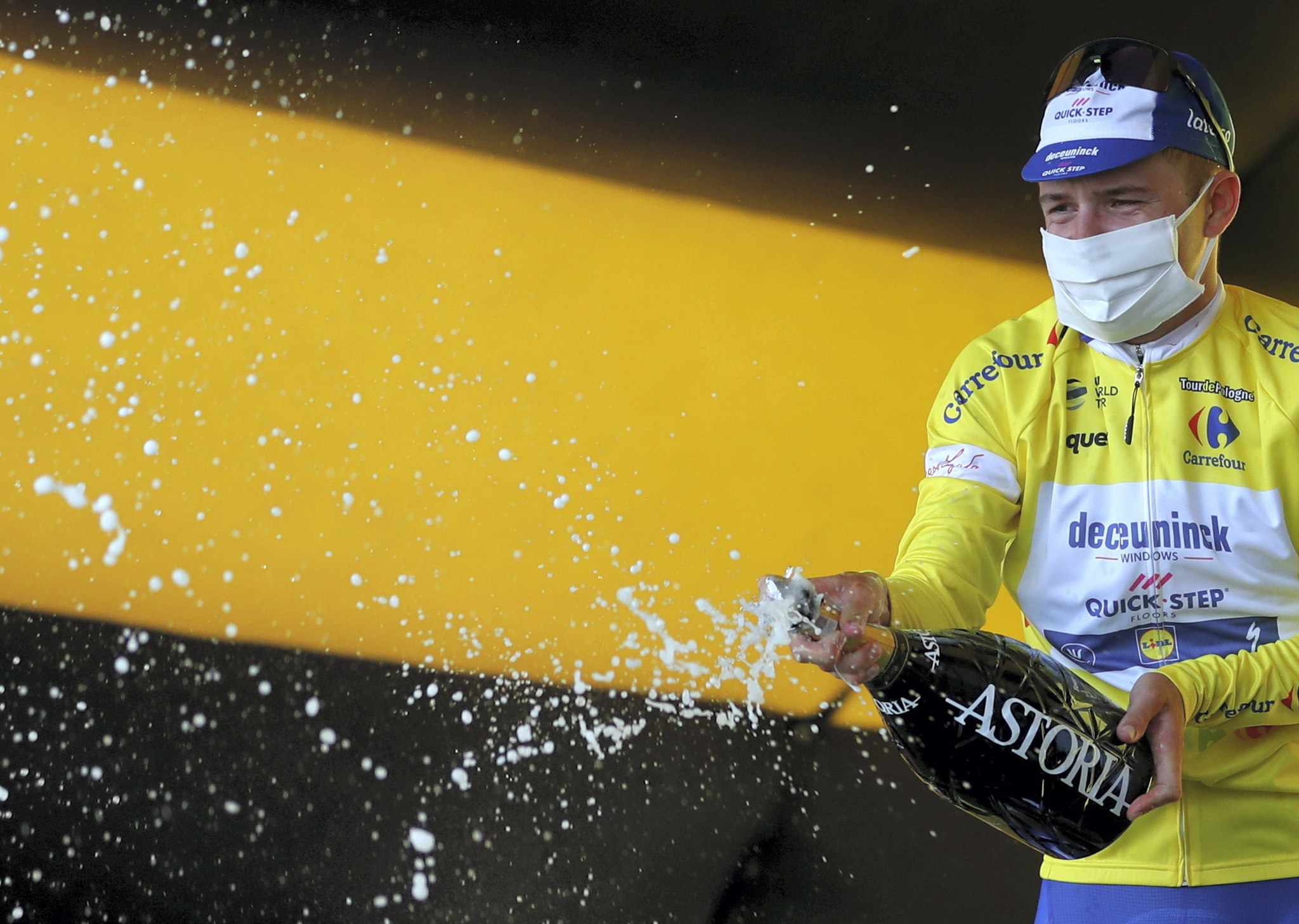 Bukowina Tatrzanska (Poland), 08/08/2020.- Belgian cyclist Remco lt;HIT gt;Evenepoel lt;/HIT gt; of Deceuninck-Quick Step wearing a protective face mask celebrates on the podium after winning the 4th stage of Tour de Pologne cycling race, over 152,9 km between Bukovina Resort and Bukowina Tatrzanska, in Bukowina Tatrzanska, southern Poland, 08 August 2020. (Ciclismo, Polonia) EFE/EPA/Grzegorz Momot POLAND OUT