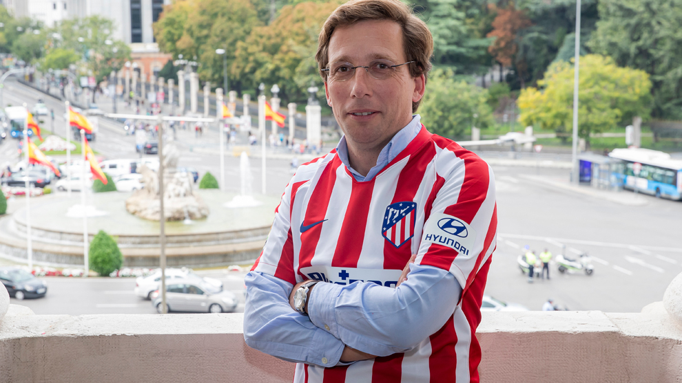 Jos Luis Martnez-Almeida, alcalde de Madrid, con la camiseta del...