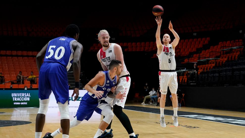 Un lance del Baskonia - Bilbao Basket en la Fase Final de Valencia.