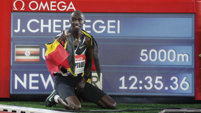 Atletismo: Cheptegei destroza el récord del mundo de los 5.000 metros de | Marca.com