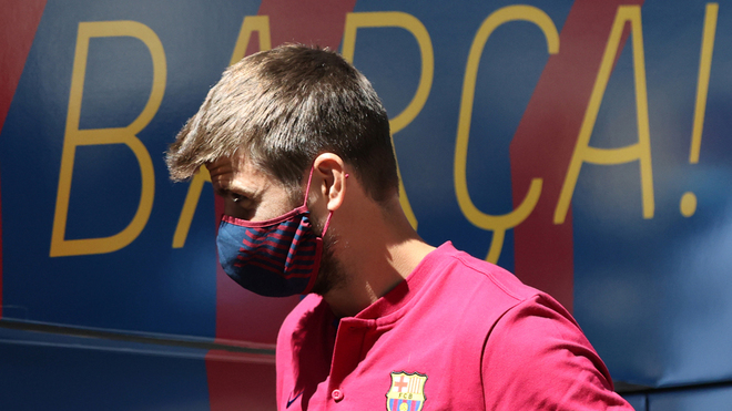 Futbolistas del Barcelona no dan la cara a su llegada a casa.