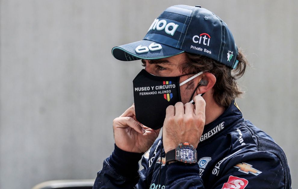 Indianapolis (United States), 14/08/2020.- Fernando lt;HIT gt;Alonso lt;/HIT gt; of Spain adjusts his face mask during practice for the Indianapolis 500 automobile race at the Indianapolis Motor Speedway in Indianapolis, Indiana, USA, 14 August 2020. The race was schedule to be run on 24 May 2020 but was delayed because of Covid-19. The race is now to be run on 23 August without fans in attendance. (Espaa, Estados Unidos) EFE/EPA/TANNEN MAURY