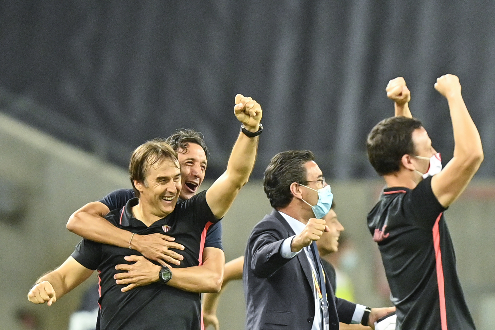  lt;HIT gt;Sevilla lt;/HIT gt;s Spanish coach Julen Lopetegui (L) and staff celebrate on the final whistle during the UEFA Europa League semi-final football match lt;HIT gt;Sevilla lt;/HIT gt; v Manchester United on August 16, 2020 in Cologne, western Germany. (Photo by Martin Meissner / various sources / AFP)