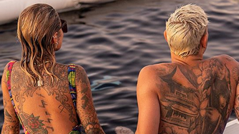 Theo Hernández y su nuevo amor, duelo de tatuajes y salto de altos vuelos en el mar