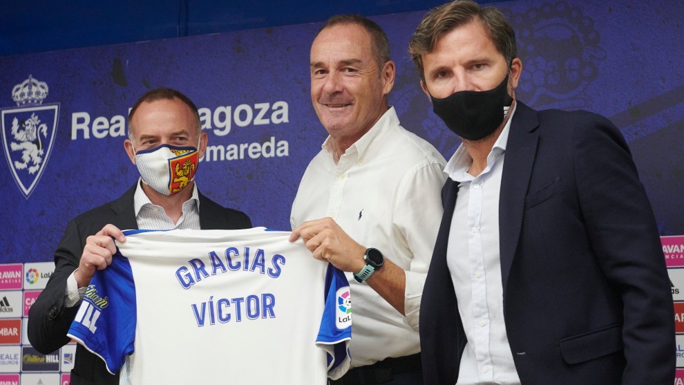 Vctor recibe una camiseta de manos del presidente Lapetra y Lalo...