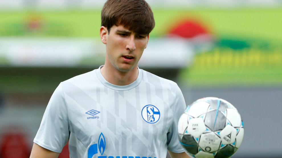 Juan Miranda (20), en un entrenamiento con el Schalke 04.