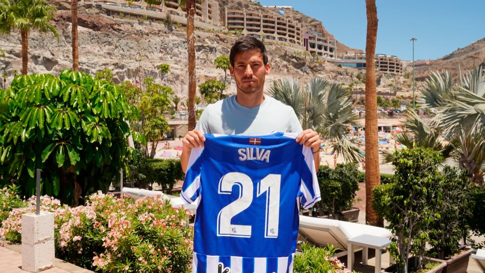 Silva posa con su nueva camiseta de la Real Sociedad.