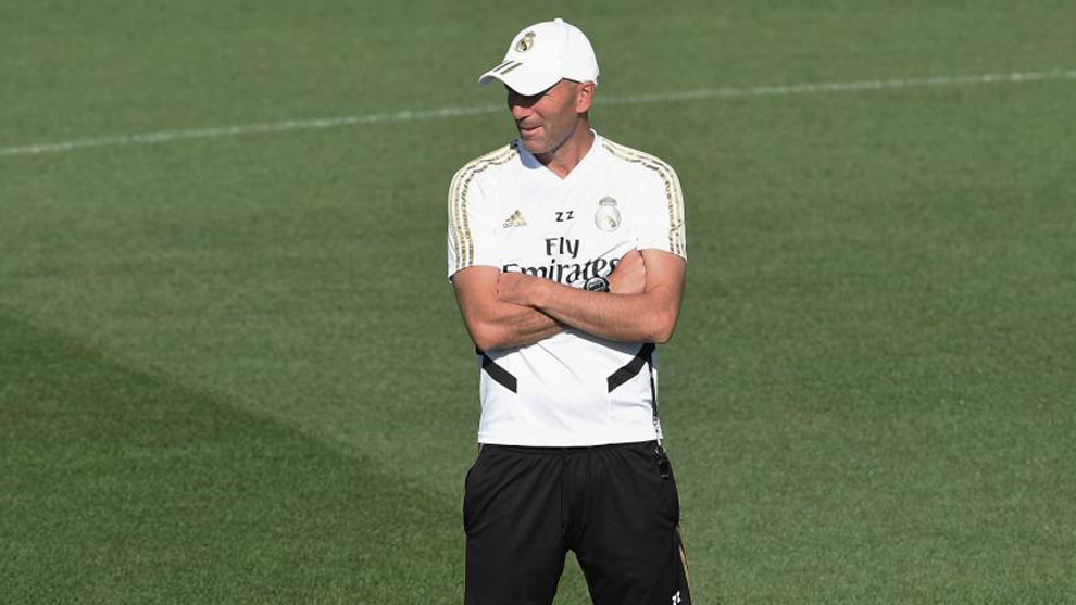 Zidane observa un entrenamiento del Real Madrid en Valdebebas.
