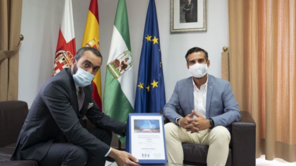 Mohamed El Assy present al alcalde el proyecto del Almera