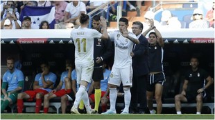 Bale y James se saludan en un cambio durante un partido del Real...