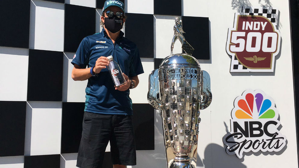 Alonso, en Indianpolis con la copa de ganador.