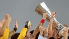Los jugadores del Sevilla levantan la Copa de la Europa League.