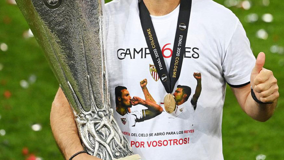La camiseta del Sevilla en homenaje a Puerta y Reyes.