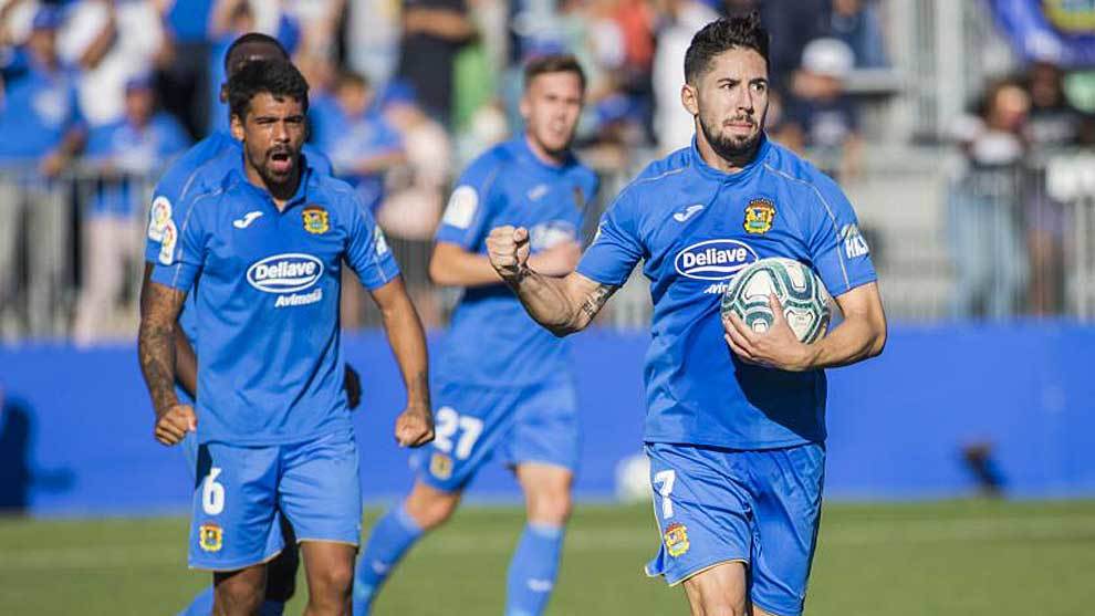 Hugo Fraile celebra un gol con el Fuenlabrada en el Fernando Torres