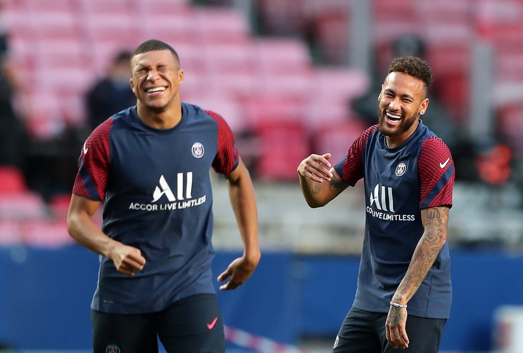Lisbon (Portugal), 22/08/2020.- PSG players Kylian lt;HIT gt;Mbappe lt;/HIT gt; (L) and Neymar (R) attend their teams training session in Lisbon, Portugal, 22 August 2020. Paris Saint-Germain will face Bayern Munich in the UEFA Champions League final on 23 August 2020. (Liga de Campeones, Lisboa) EFE/EPA/Miguel A. Lopes / POOL