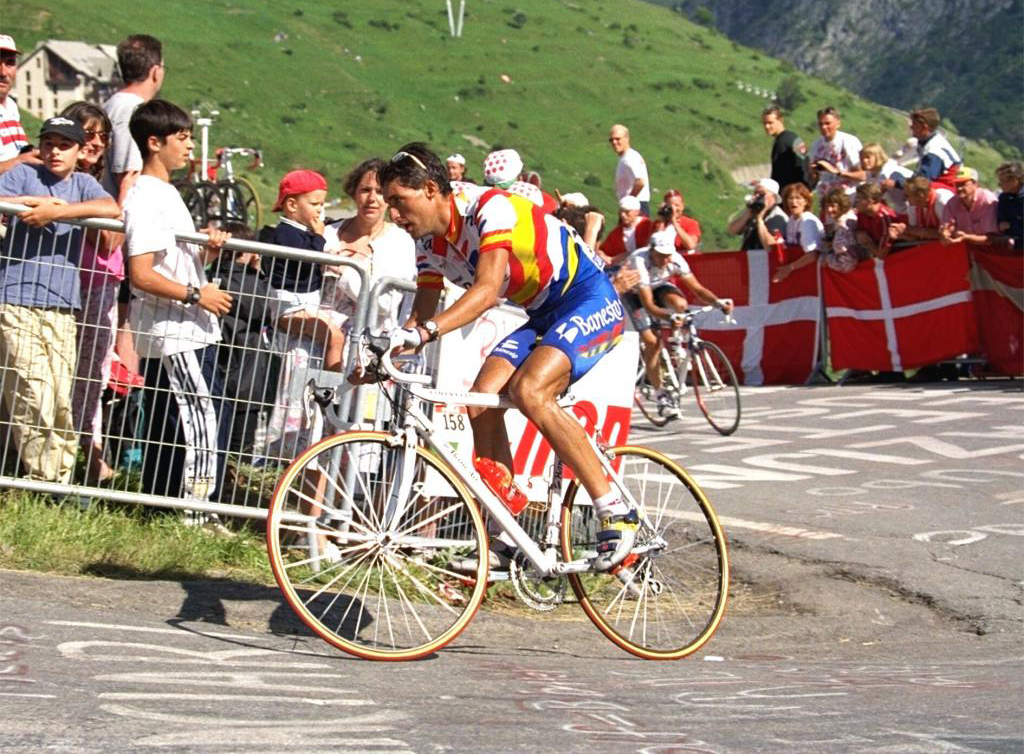 El "Chava" Jimnez luciendo el maillot de campen de Espaa en el Tour de Francia 1997.