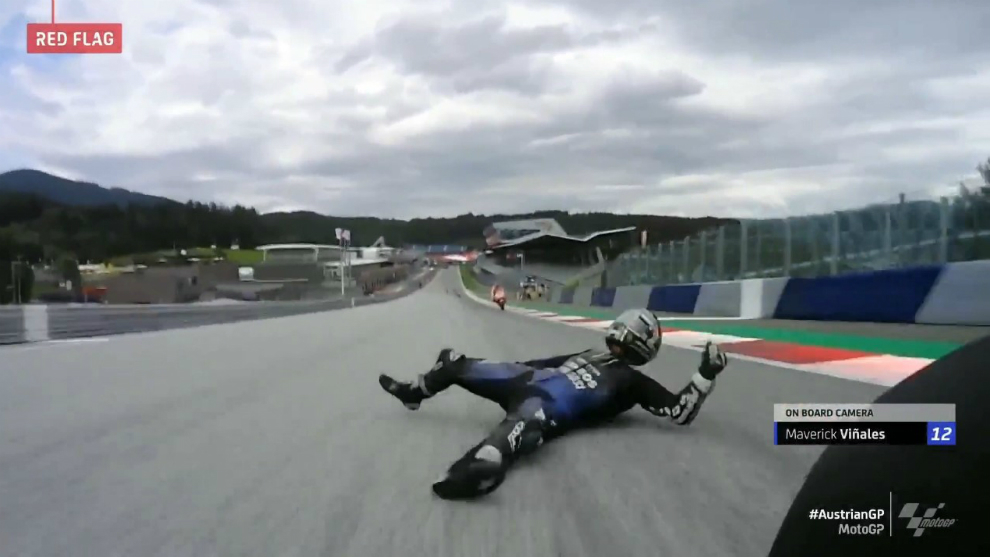 Maverick Viñales rueda por el asfalto tras caerse de su moto.