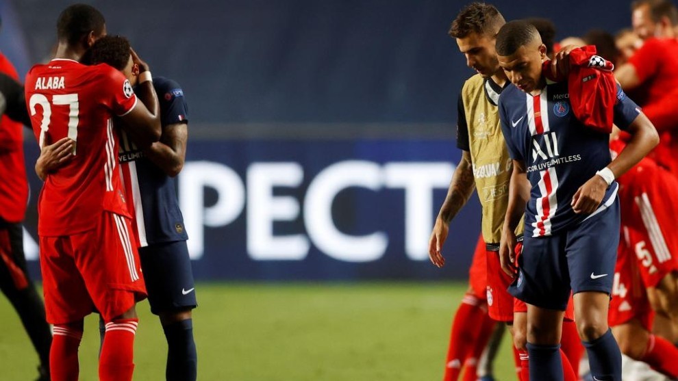Neymar y Mbapp son consolados al trmino de la final.