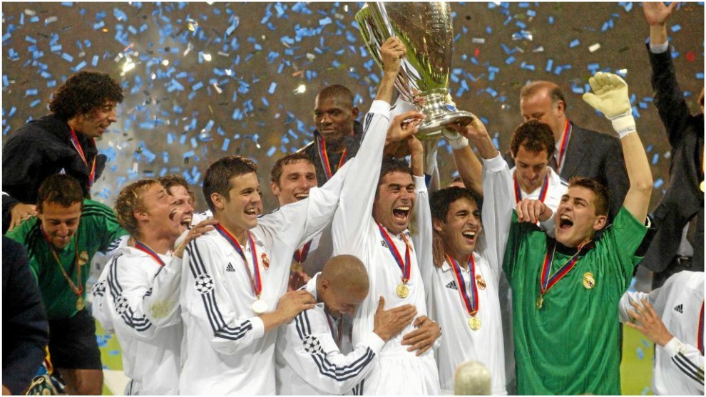Ral, levantando la Novena en 2002 junto a Hierro, Casillas, Roberto...