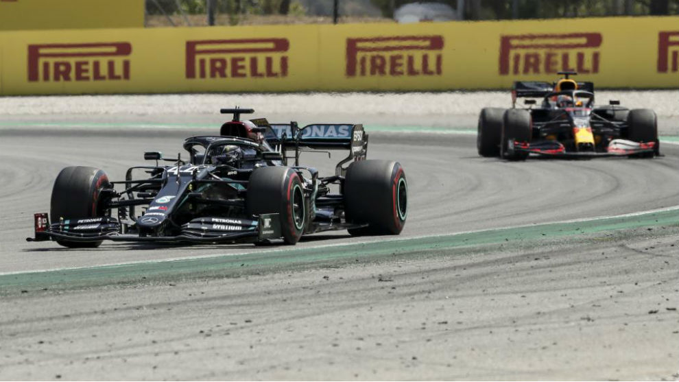 Lewis Hamilton, sobre el Mercedes, delante de Verstappen, con el Red...