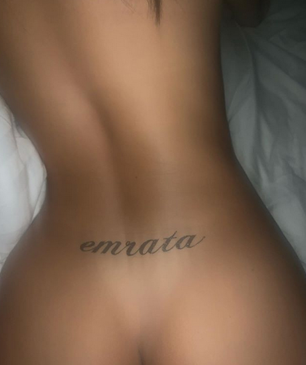 Emily Ratajkowski se tatu Emrata en la espalda, al lmite de las...