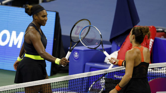 Serena Williams y Sakkari se saludan tras el encuentro