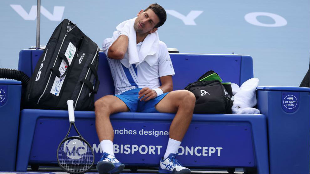 Djokovic hace gestos con el cuello