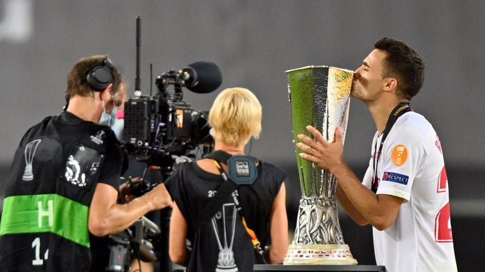 Sergio Reguilón, besando la copa de la Europa League. AFP