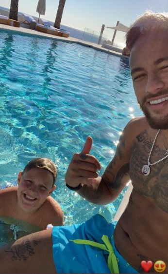 neymar-se-encuentra-de-vacaciones-en-ibiza-con-su-marca