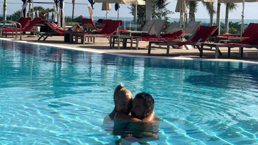 Beln Esteban junto a su marido en una piscina.