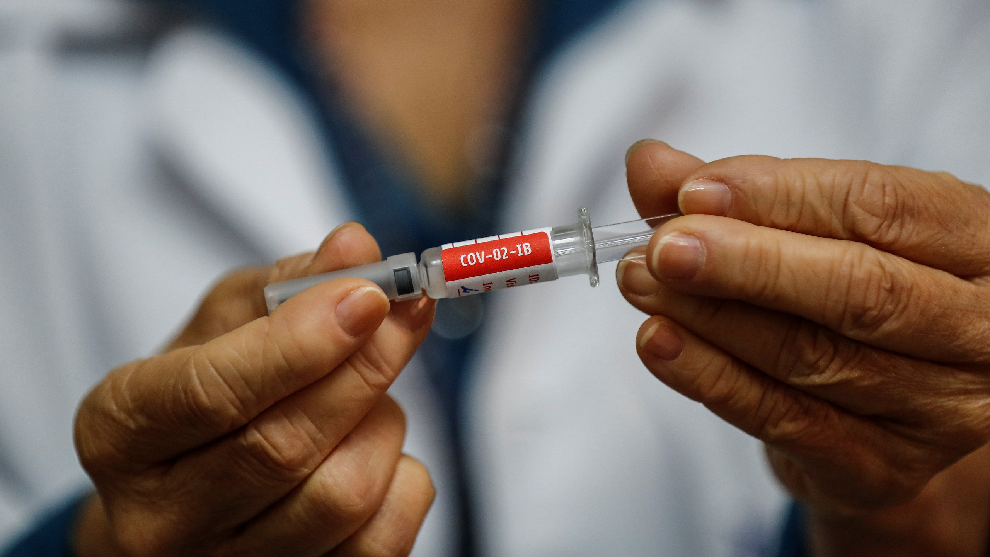 Una enfermera en un hospital de Brasil sostiene una vacuna contra el...