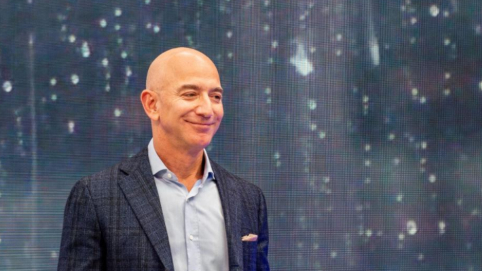Jeff Bezos se convierte en la primera persona en lograr una fortuna de...