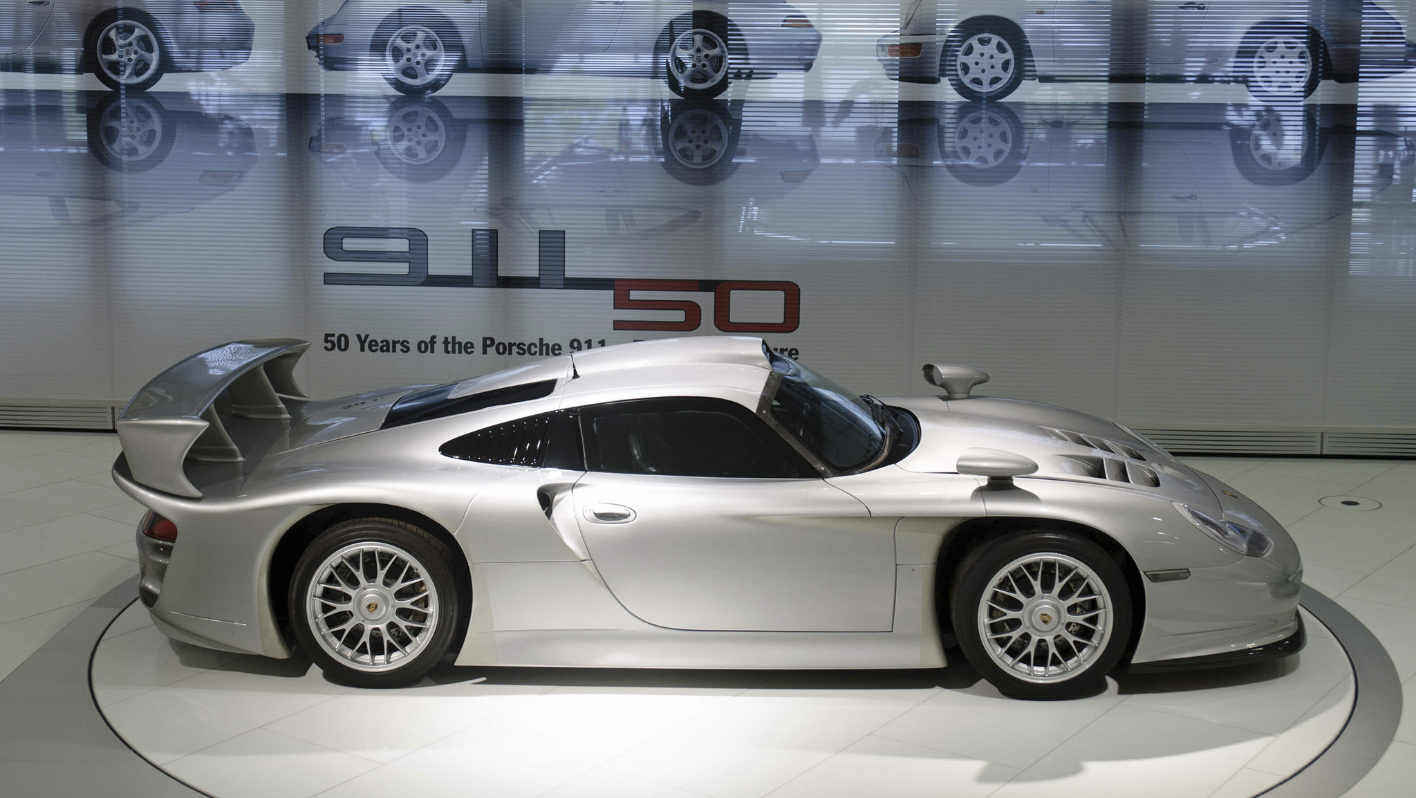 ¿El Porsche más caro de la historia? Un 911 GT1, a la venta por 12,3 millones
