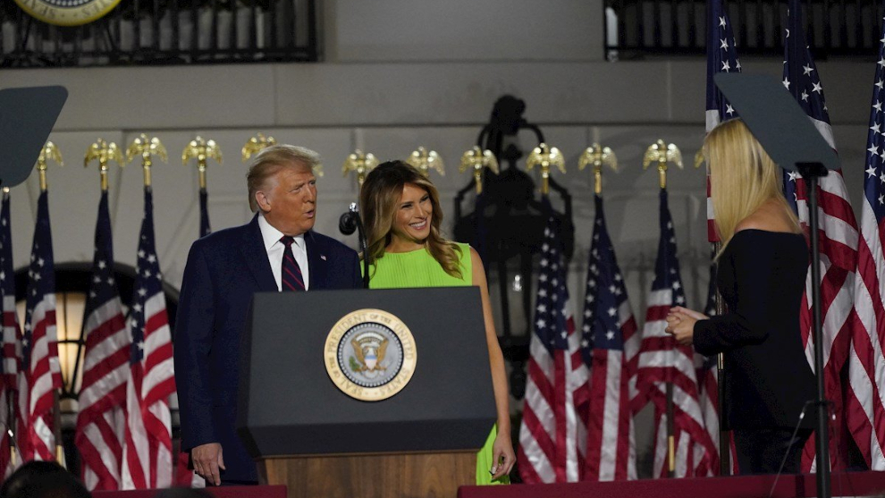 Donald y Melania Trump sonrie a Ivanka Trump.
