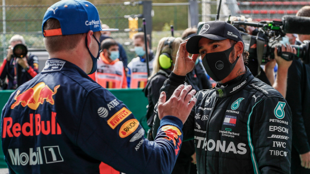 Hamilton conversa con Verstappen.