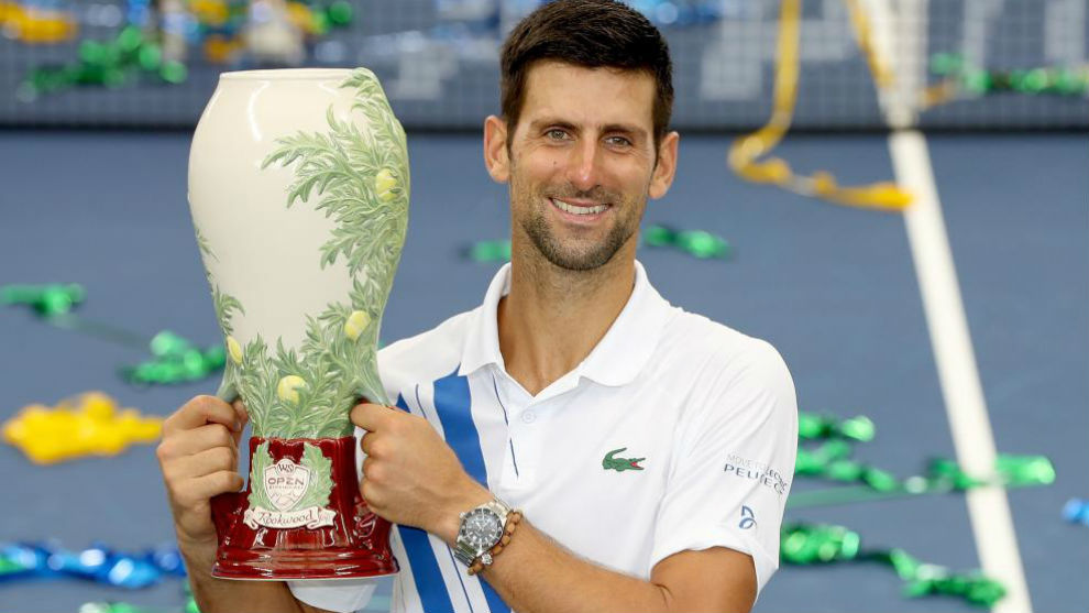 Djokovic, con el trofeo de Cincinnati