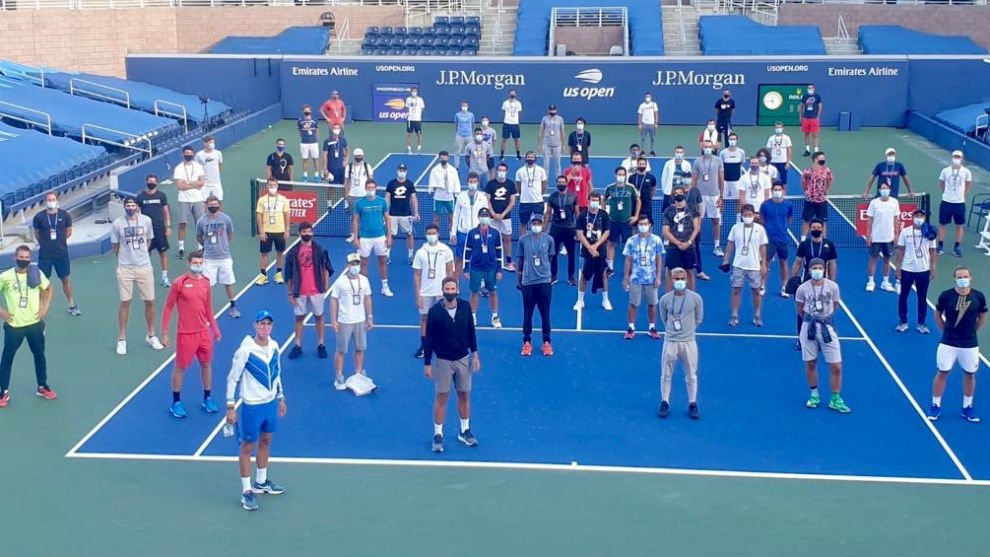 Djokovic, con una representacin de tenistas que le apoyan